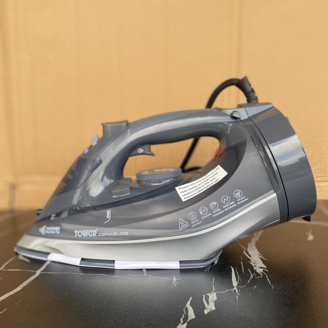 Tower Ceraglide 2800W 2-in-1 cord/cordless Steam Iron - STORE REJECT