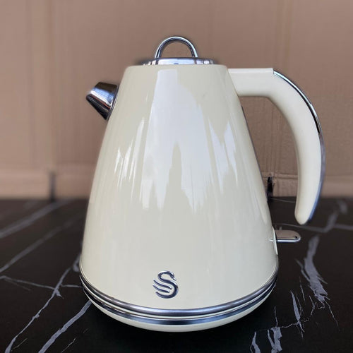 1.5 L Swan Retro Cream Jug Kettle.