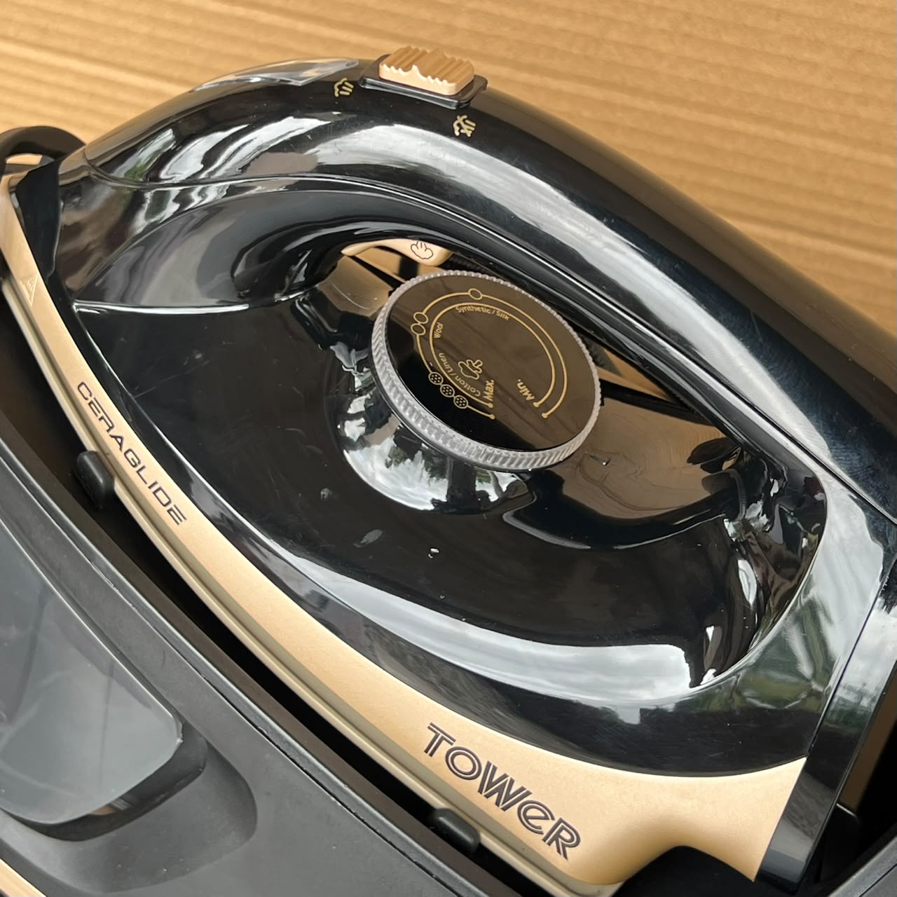 Tower Ceraglide Lockable Steam Generator Iron - STORE REJECT