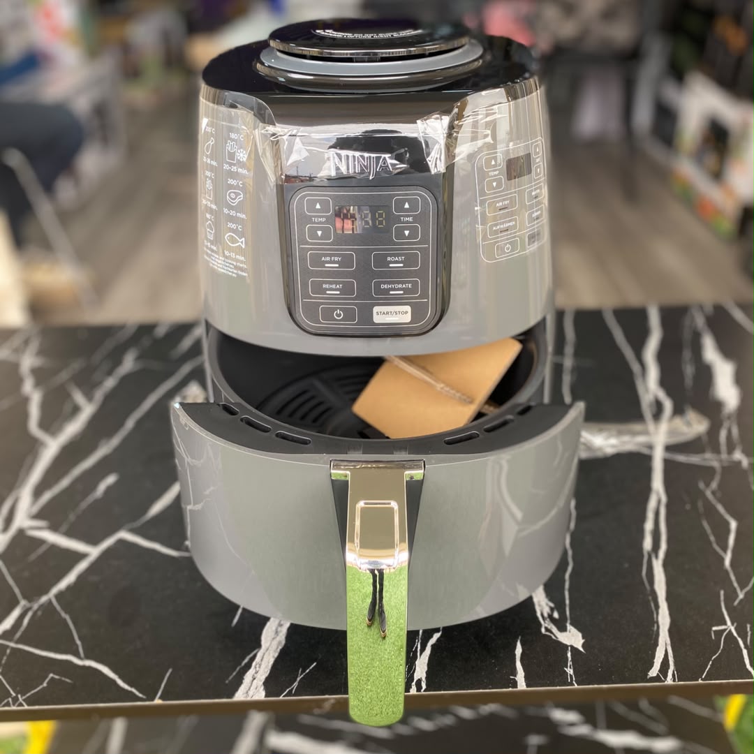 3.8L Ninja Air Fryer AF100 - NEW