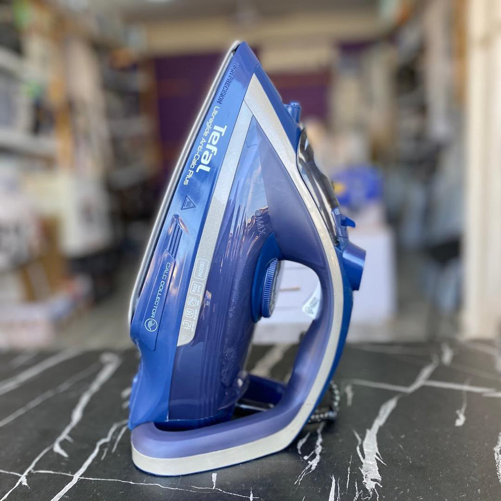 Tefal Ultragliss Plus Anti-Calc Steam Iron - STORE REJECT