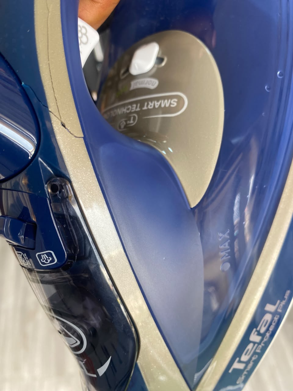 Tefal Ultragliss Plus Anti-Calc Steam Iron - STORE REJECT
